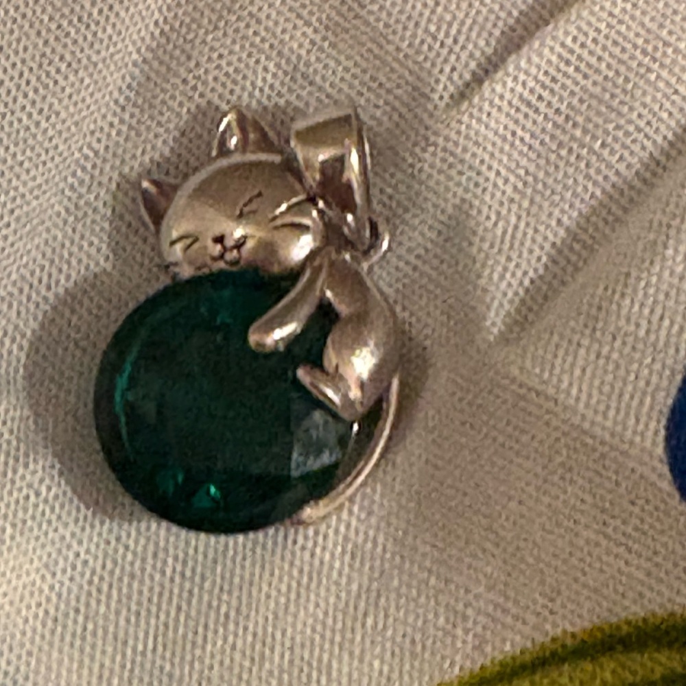 silver cat pendant with large green crystal - Picture 3 of 4